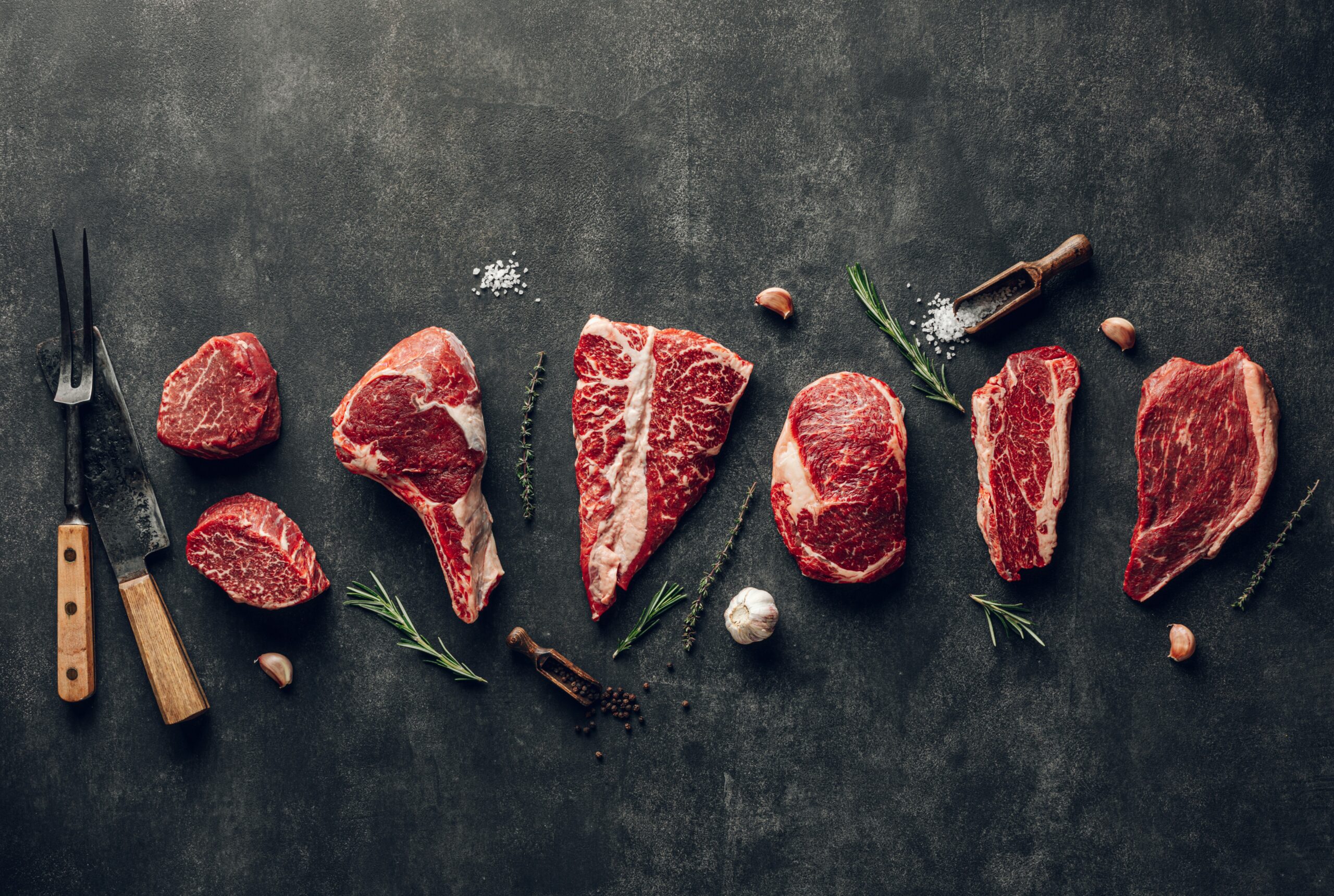 Illustration of a cow with labeled cuts of beef including neck, chuck, rib, short plate, brisket, and more, showcasing different meat sections for educational purposes.